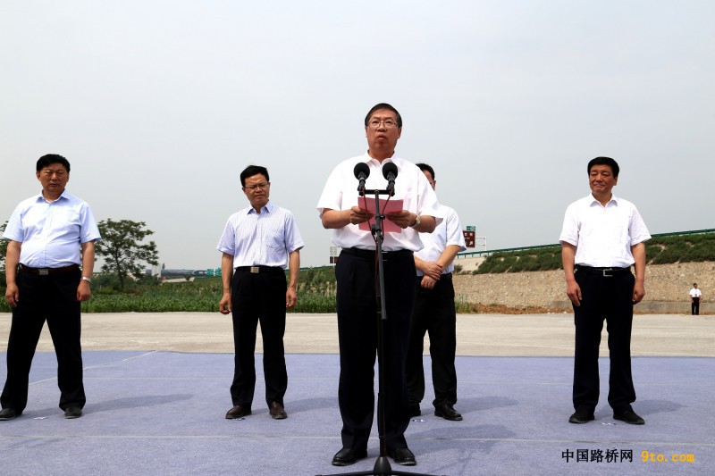圖為中國鐵建總裁莊尚標在合銅、吳華高速公路項目開工儀式發(fā)表重要講話